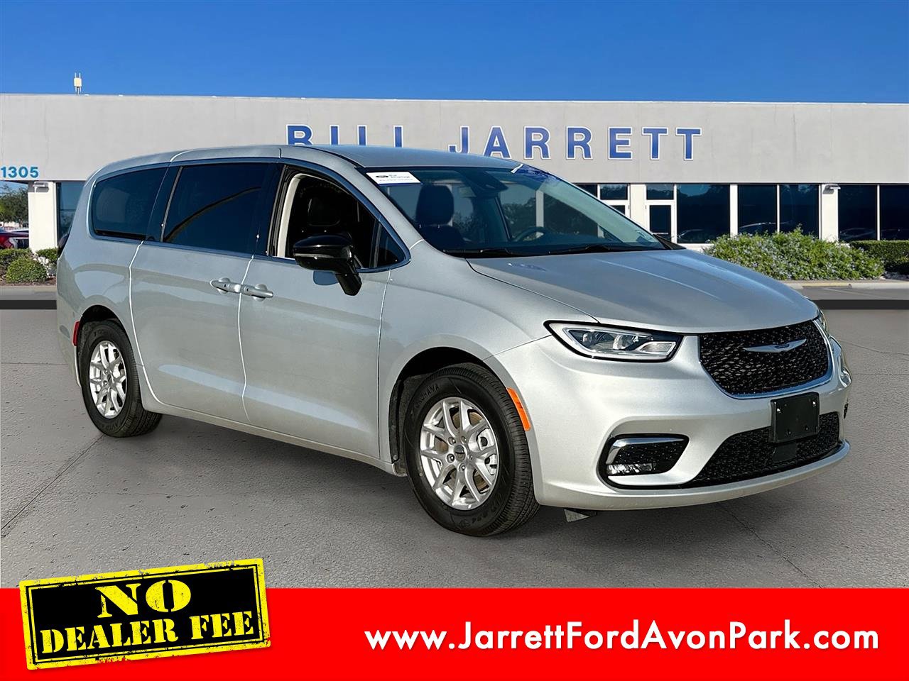 Used 2024 Chrysler Pacifica Touring-L image 7