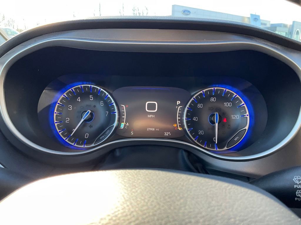 Used 2024 Chrysler Pacifica Touring-L image 17