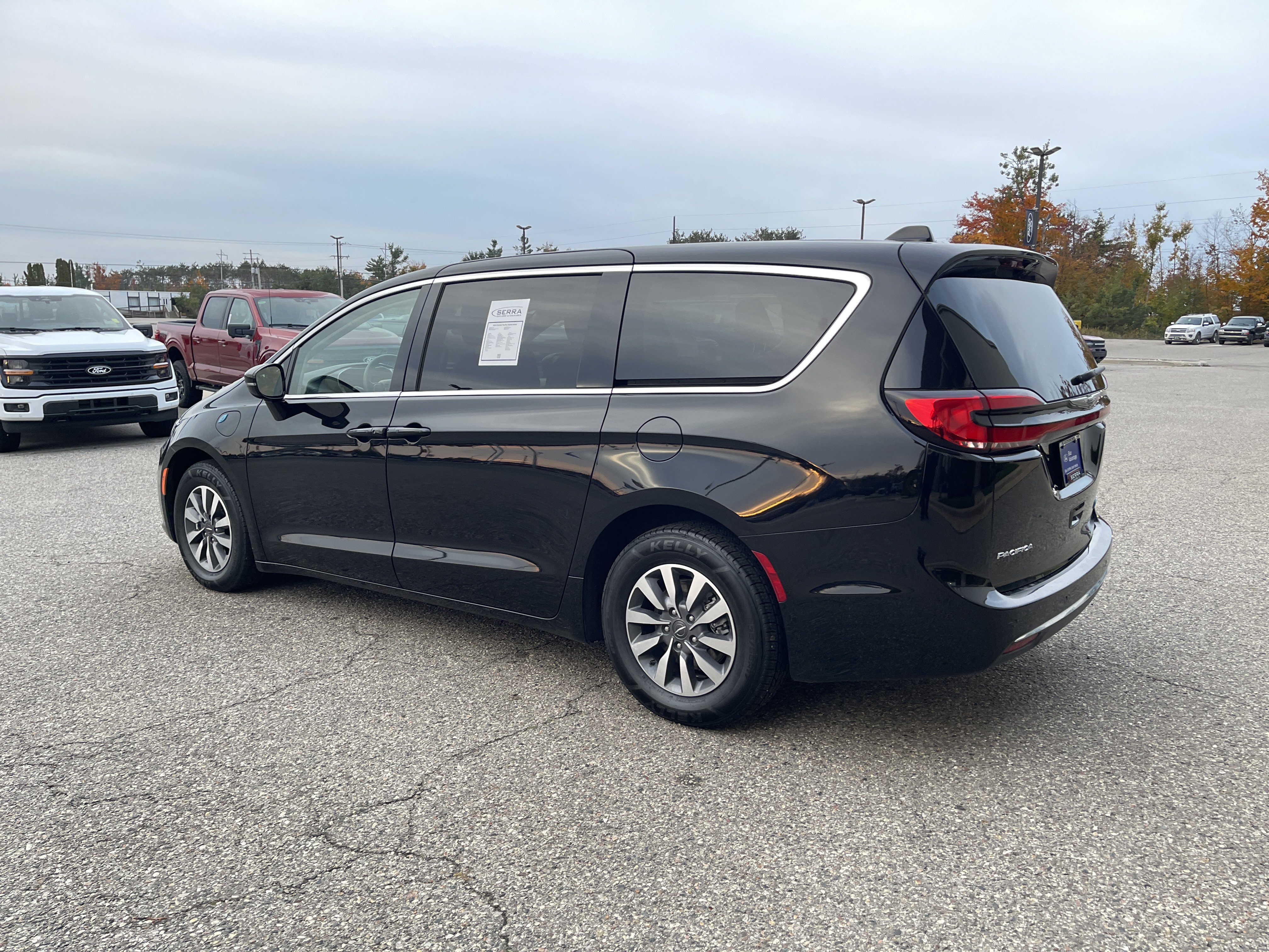 Used 2024 Chrysler Pacifica Limited FWD image 6