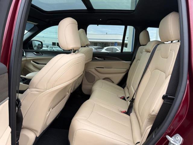 Used 2025 Jeep Grand Cherokee Limited w/ Luxury Tech Group II AWD/4WD image 10