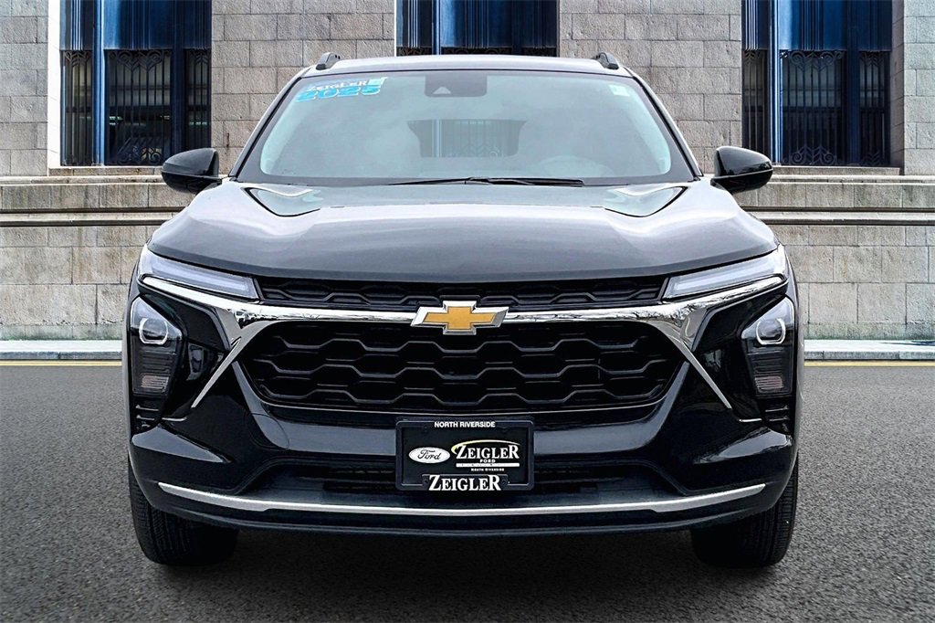 Used 2025 Chevrolet Trax LT image 3
