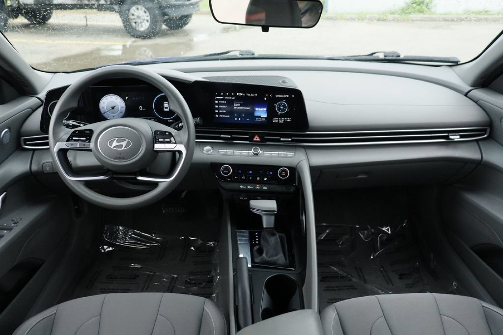 Used 2024 Hyundai Elantra SEL FWD image 18