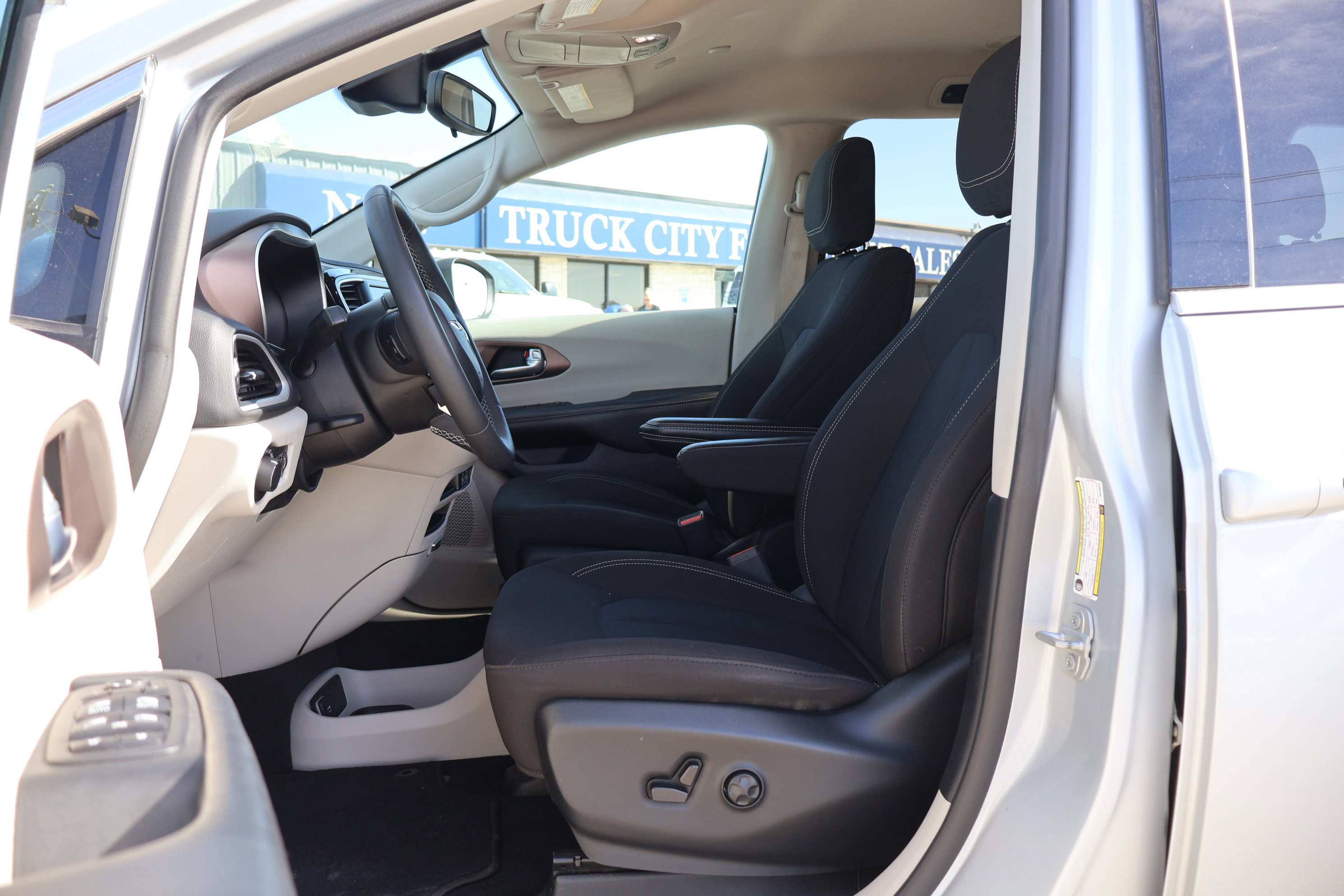 Used 2024 Chrysler Voyager LX image 14