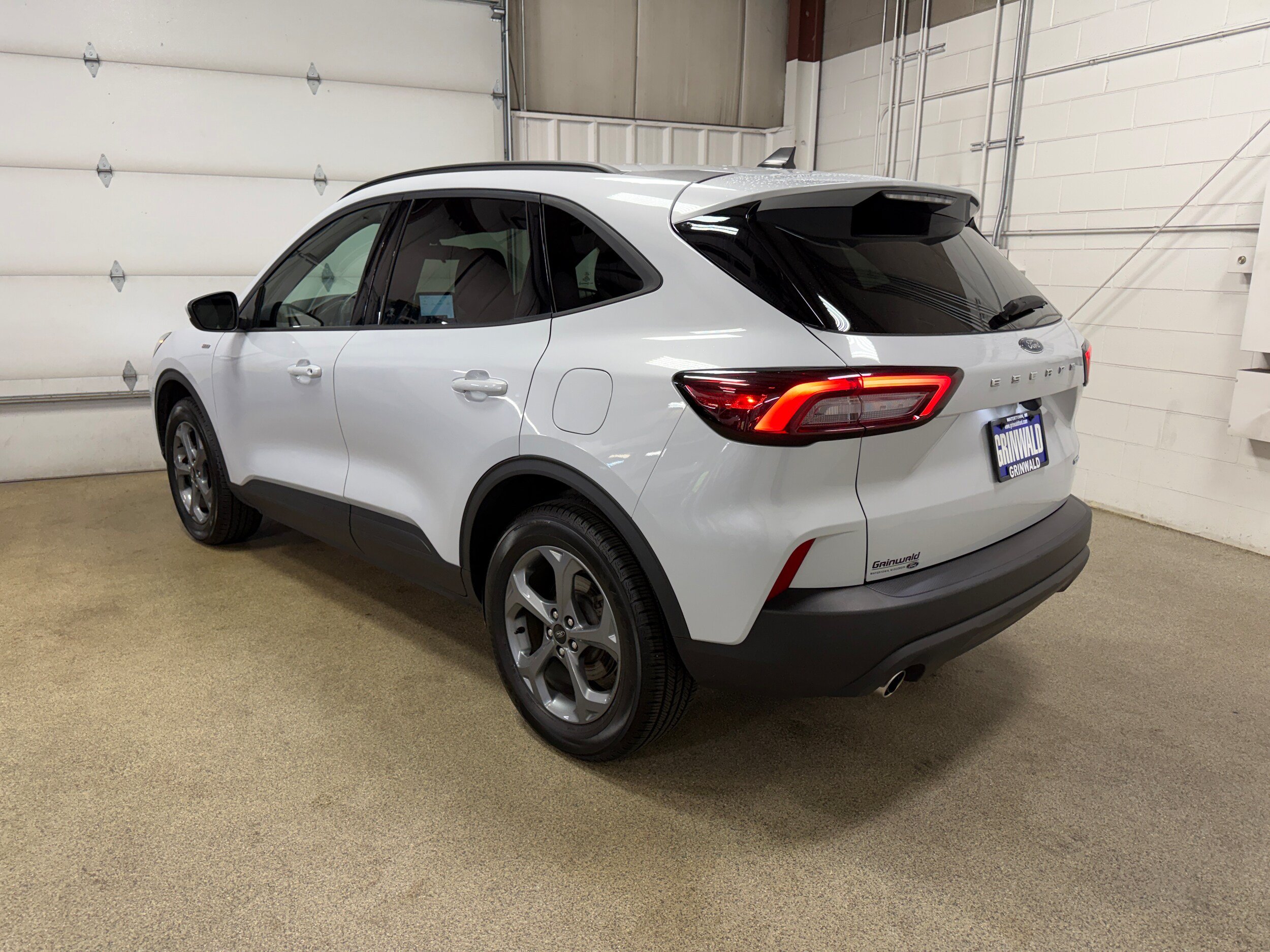 Certified 2025 Ford Escape ST-Line Select AWD/4WD image 9
