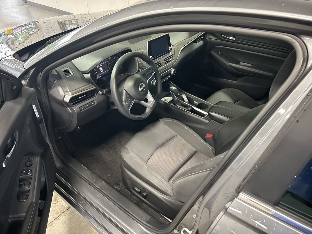 Used 2025 Nissan Altima 2.5 SV FWD image 2