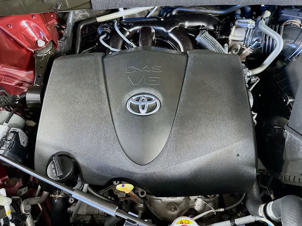 Used 2018 Toyota Highlander LE w/ Carpet Mat Package (TMS) AWD/4WD image 9