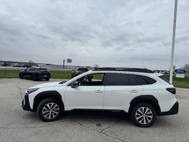 Used 2025 Subaru Outback Premium image 2