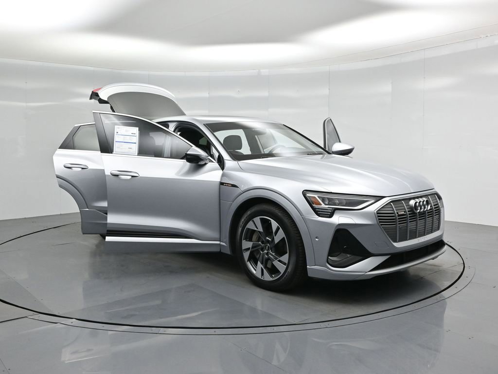 Used 2022 Audi e-tron Premium Plus image 34