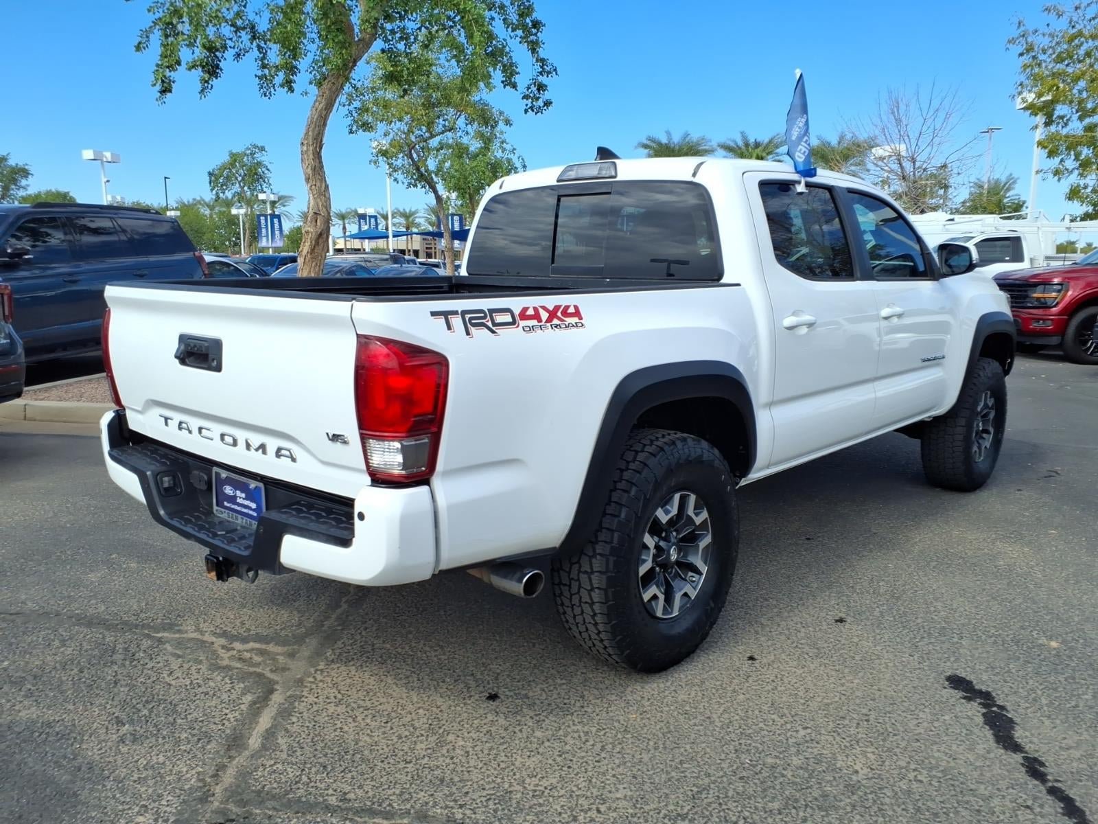 Used 2017 Toyota Tacoma TRD Off-Road w/ Premium & Technology Package AWD/4WD image 4