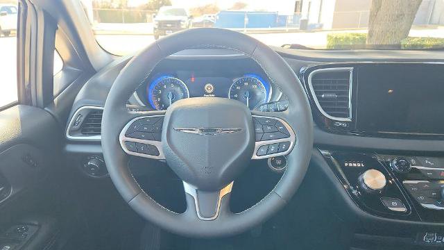 Used 2025 Chrysler Pacifica Select image 25