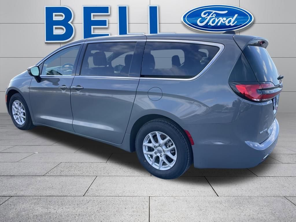 Used 2023 Chrysler Pacifica Touring-L image 5