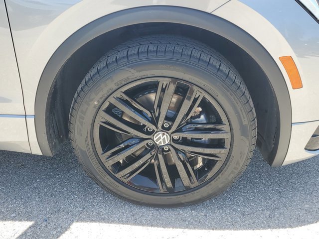 Used 2022 Volkswagen Tiguan SE R-Line image 8