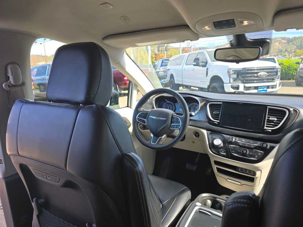 Used 2024 Chrysler Pacifica Touring-L FWD image 10