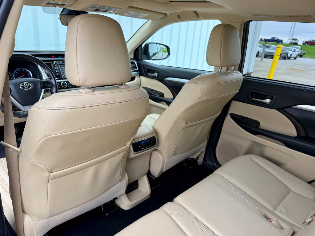 Used 2019 Toyota Highlander XLE AWD/4WD image 14