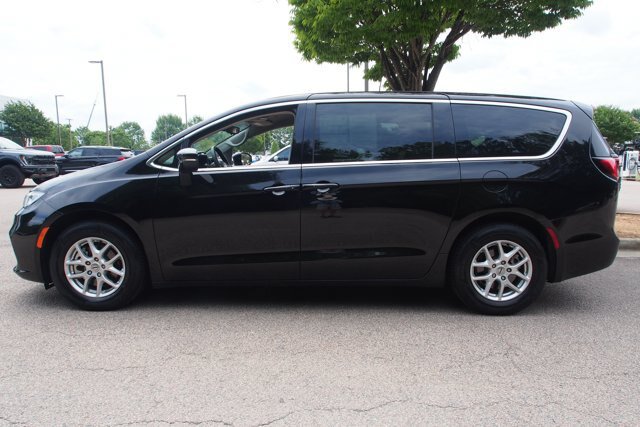 Used 2024 Chrysler Pacifica Touring-L FWD image 4