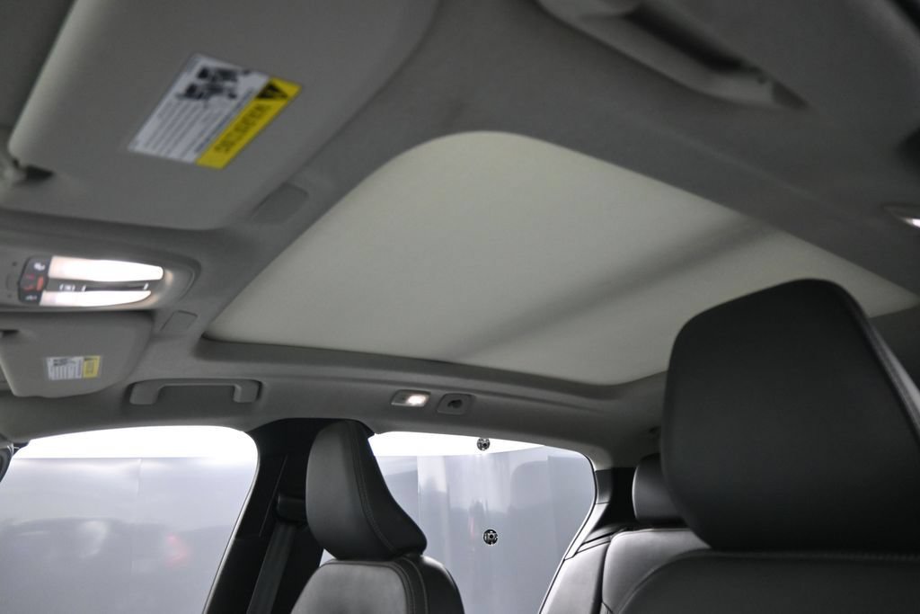 Used 2025 Volvo XC40 B5 Plus AWD/4WD image 18