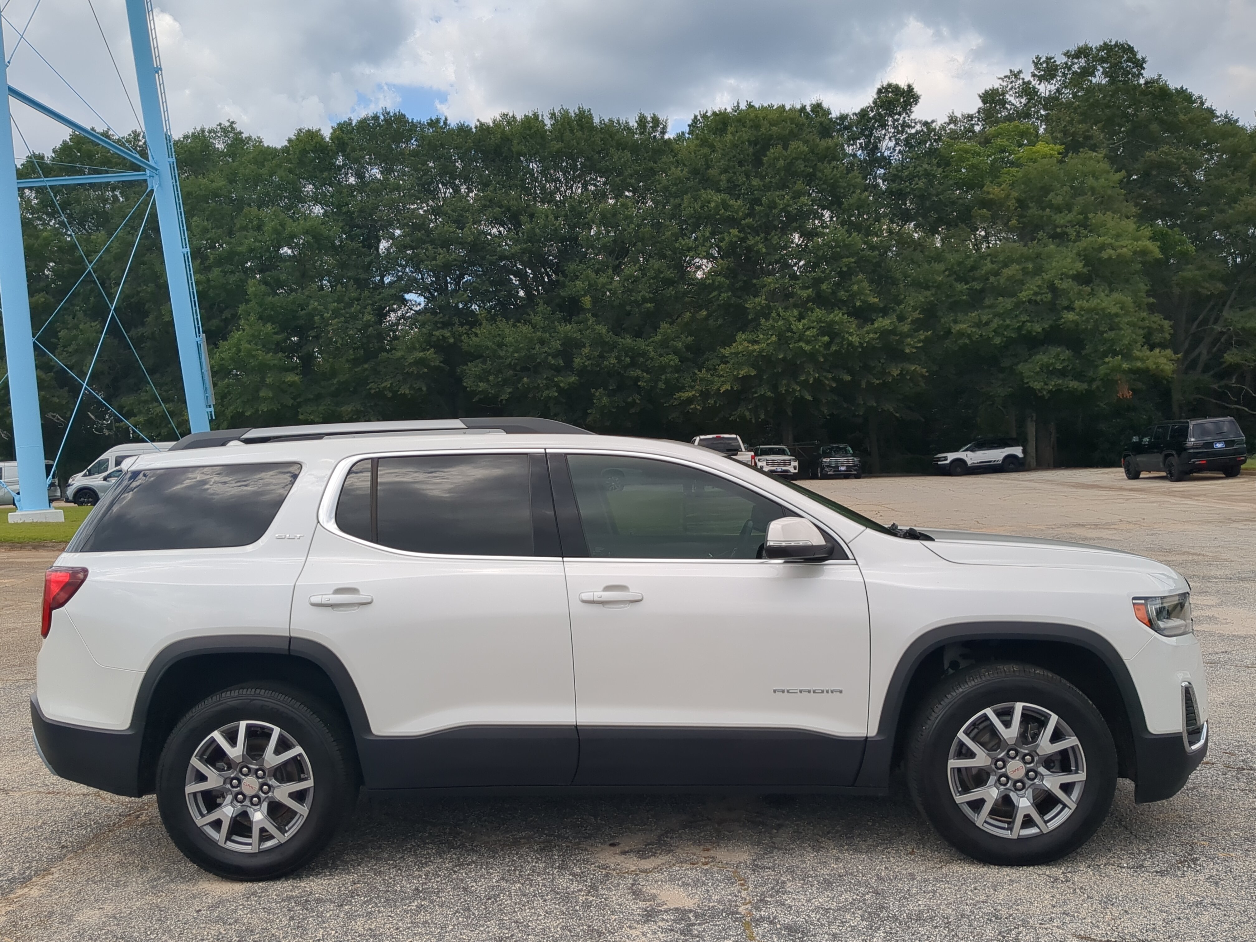 Used 2021 GMC Acadia SLT w/ Trailering Package FWD image 2