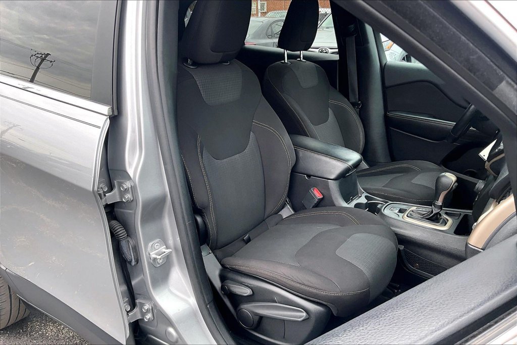 Used 2017 Jeep Cherokee Latitude w/ Safety/Convenience Group FWD image 6