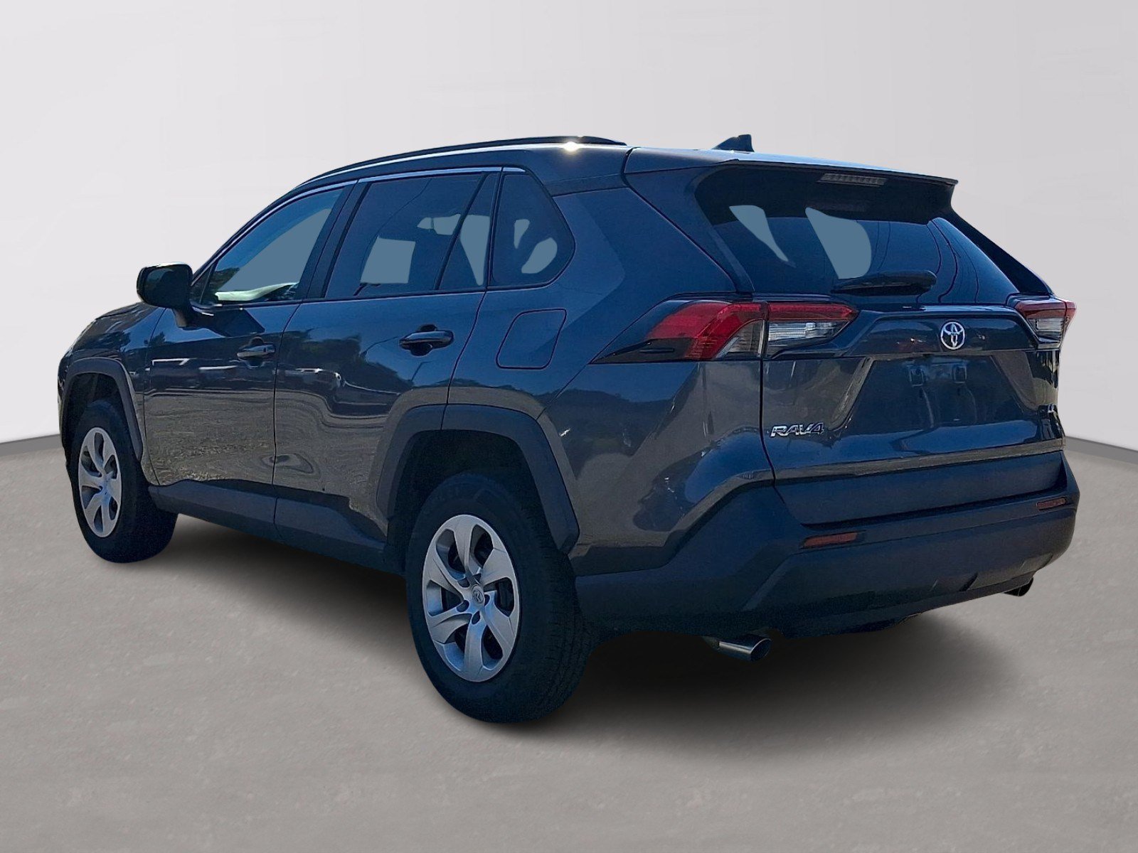 Used 2019 Toyota RAV4 LE FWD image 4