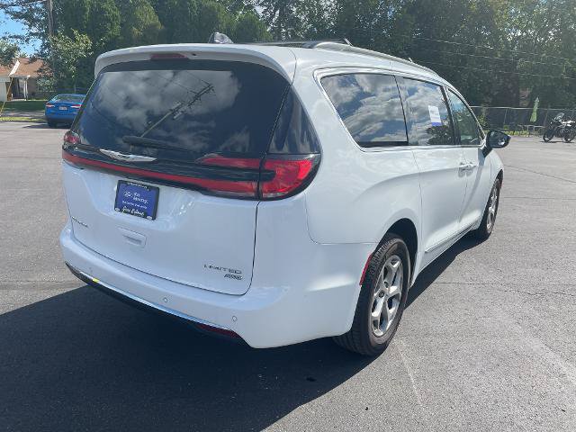 Used 2023 Chrysler Pacifica Limited AWD/4WD image 5
