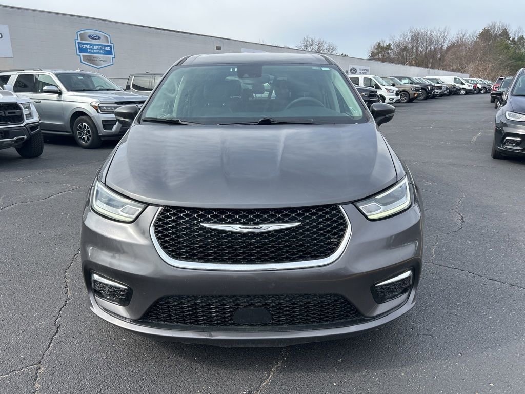 Used 2023 Chrysler Pacifica Touring-L FWD image 2