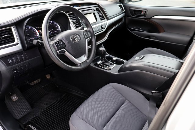 Used 2019 Toyota Highlander LE image 3