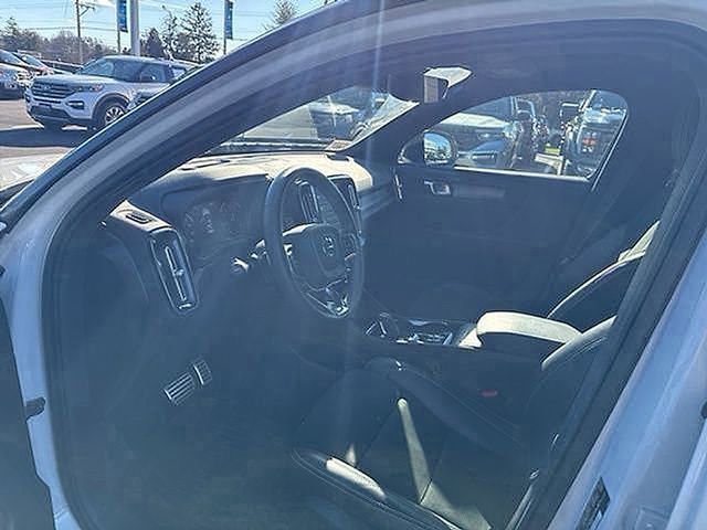 Used 2022 Volvo XC40 T5 R-Design w/ Advanced Package image 24