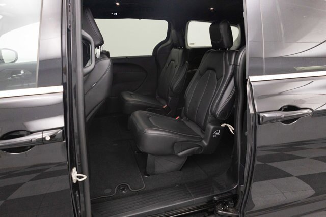 Used 2025 Chrysler Pacifica Select FWD image 24