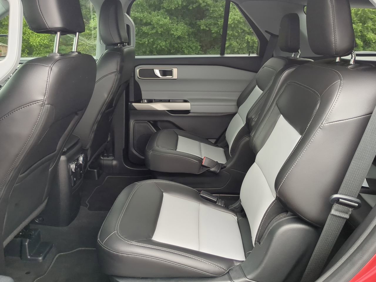 Certified 2022 Ford Explorer XLT w/ Equipment Group 202A AWD/4WD image 12