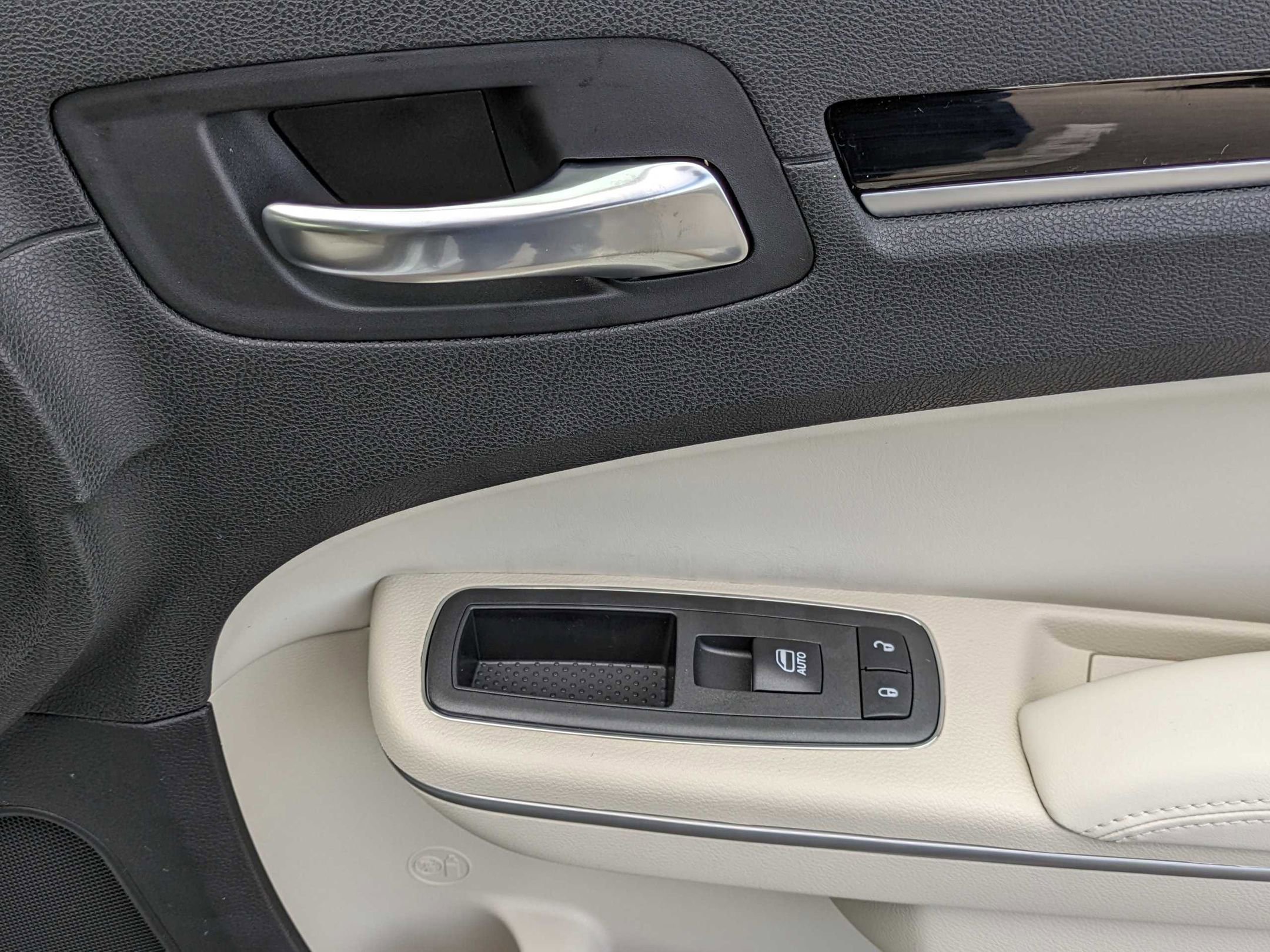 Used 2023 Chrysler 300 Touring w/ Sport Appearance Package image 36