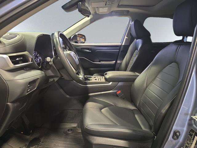Used 2022 Toyota Highlander XLE AWD/4WD image 7