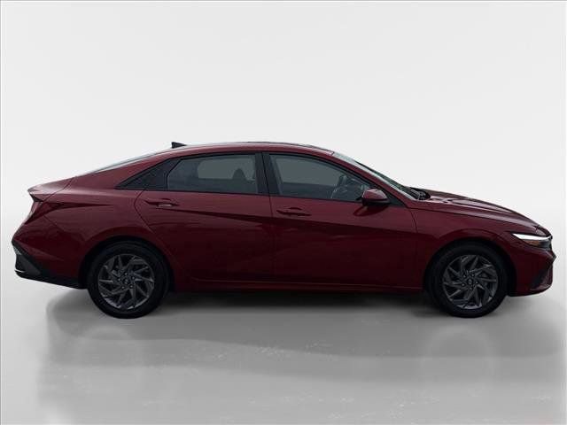 Used 2024 Hyundai Elantra SEL image 2