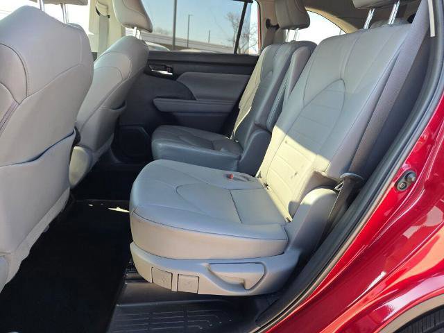 Used 2021 Toyota Highlander XLE image 19