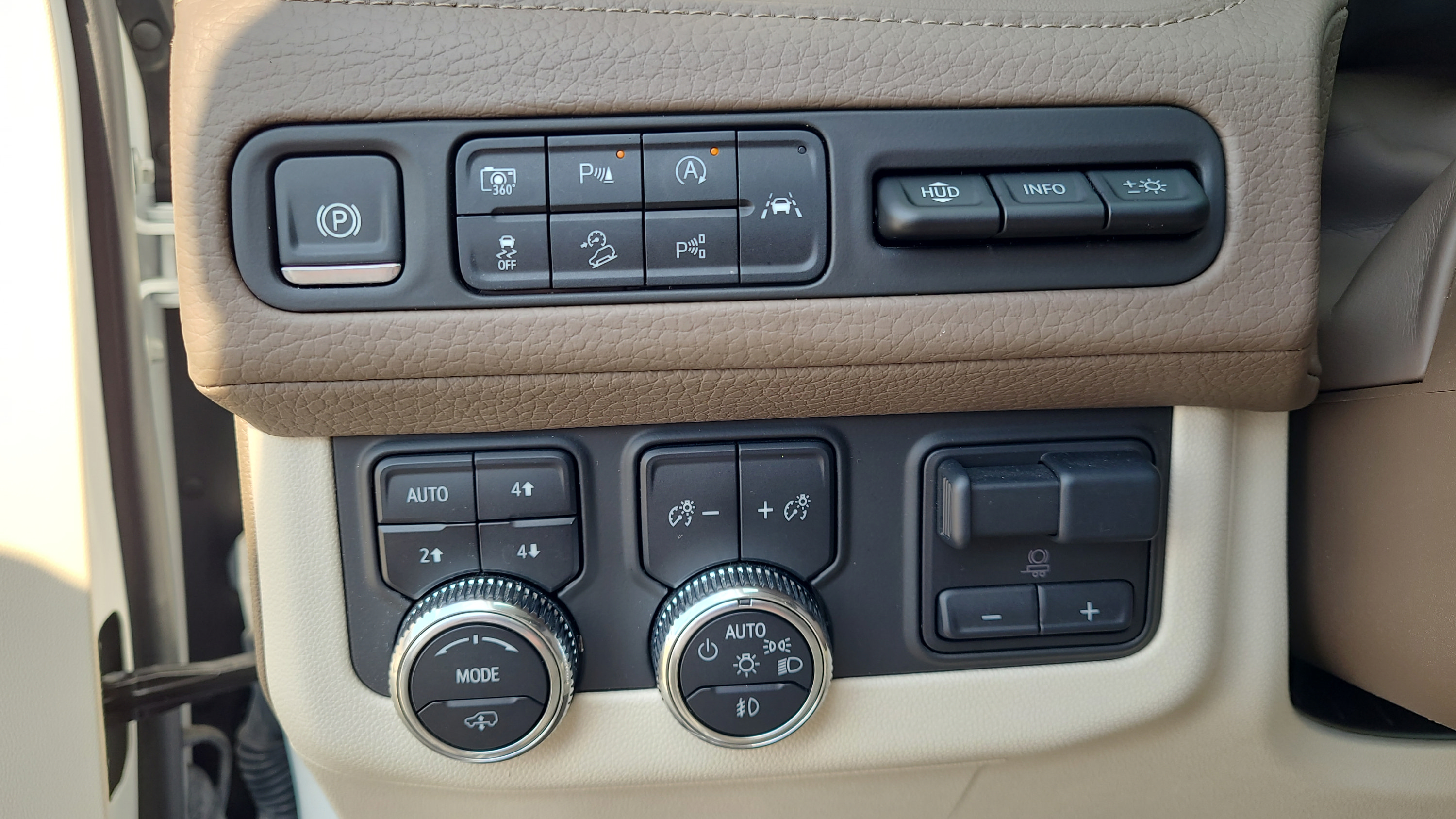 Used 2024 GMC Yukon XL Denali w/ Denali Reserve Package AWD/4WD image 25