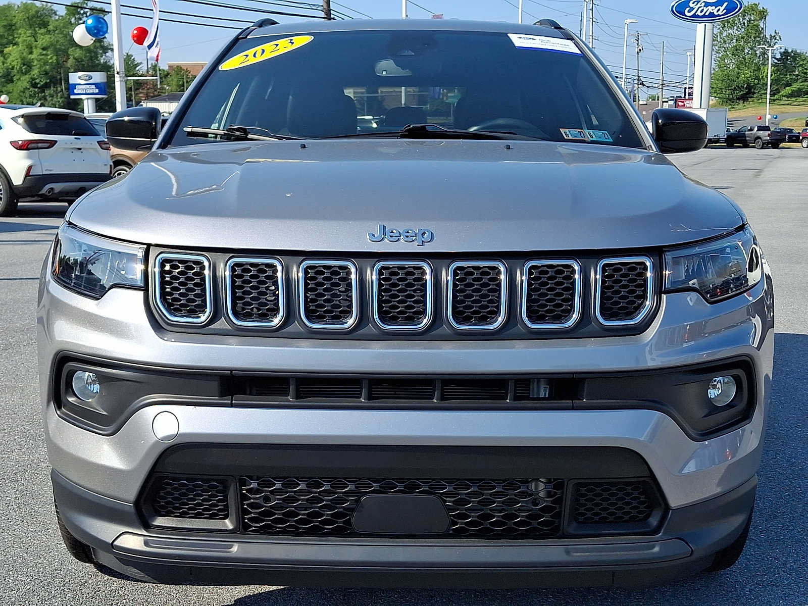 Used 2023 Jeep Compass Latitude AWD/4WD image 2