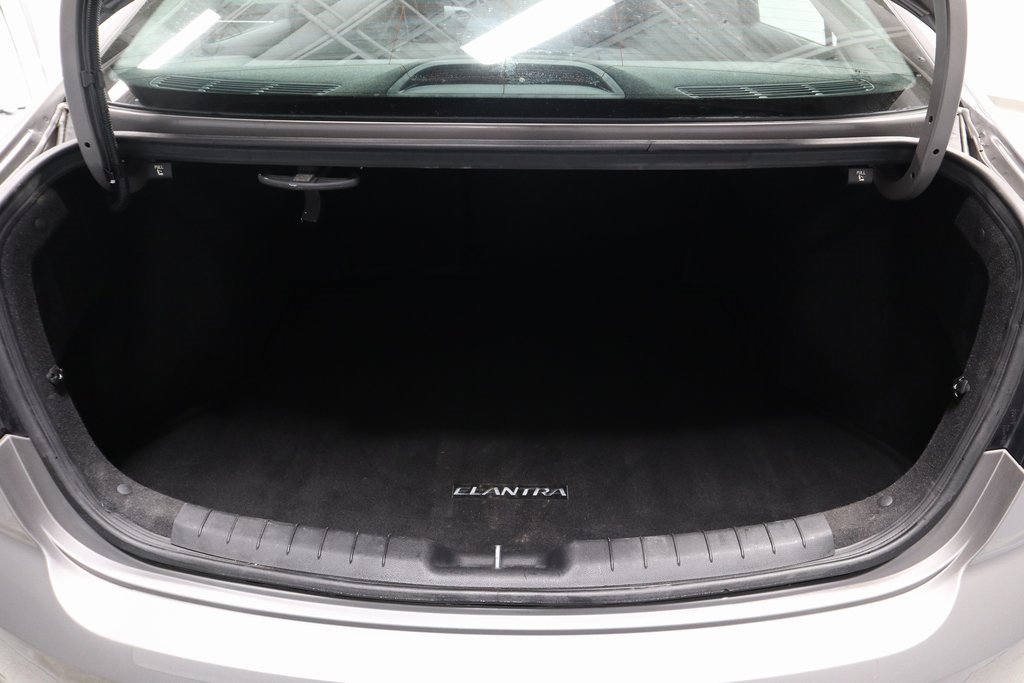 Used 2020 Hyundai Elantra SE w/ Winter Weather Package image 12