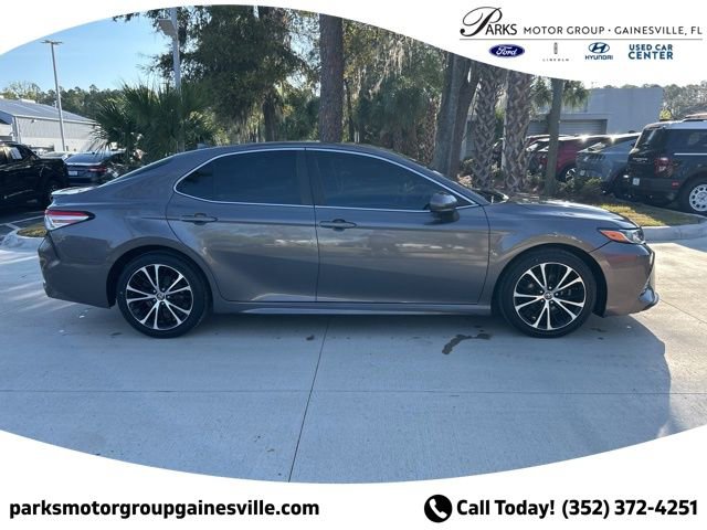 Used 2020 Toyota Camry SE FWD image 3