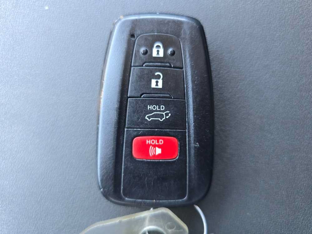Used 2022 Toyota Highlander LE FWD image 22