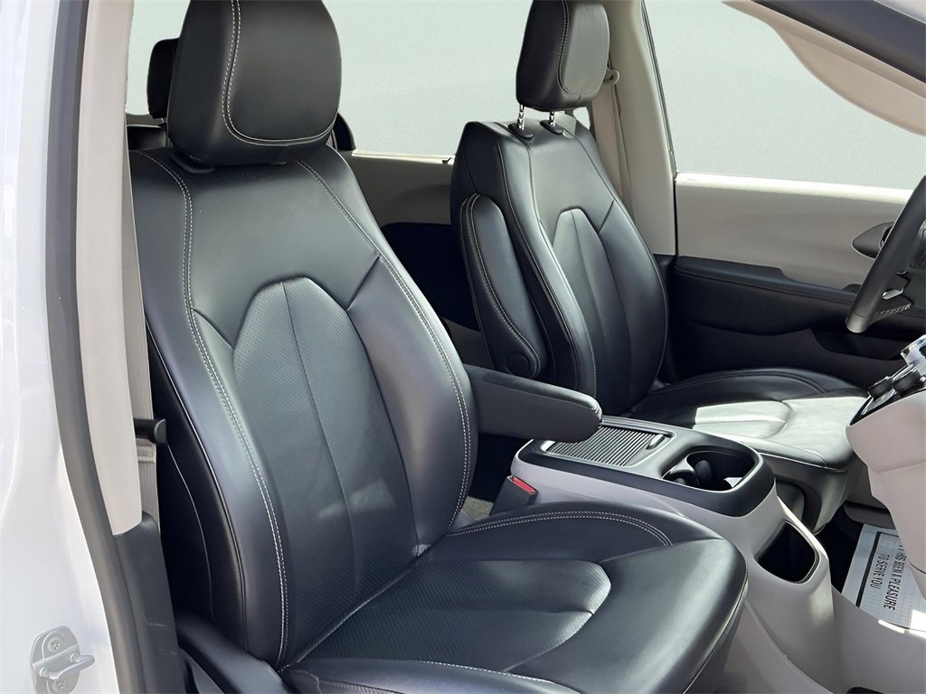 Used 2023 Chrysler Pacifica Touring-L image 16