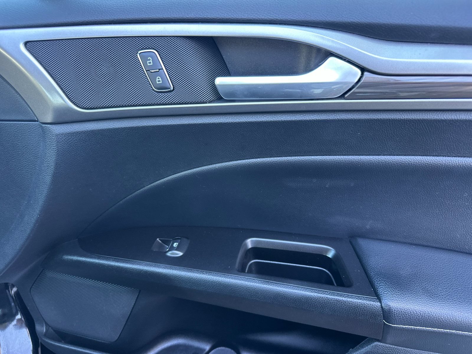 Certified 2018 Ford Fusion SE w/ Fusion SE Technology Package FWD image 18