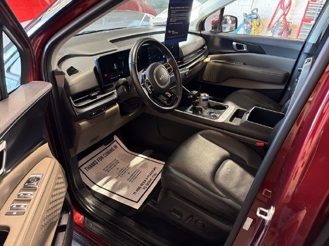 Used 2025 Kia Carnival FWD image 9