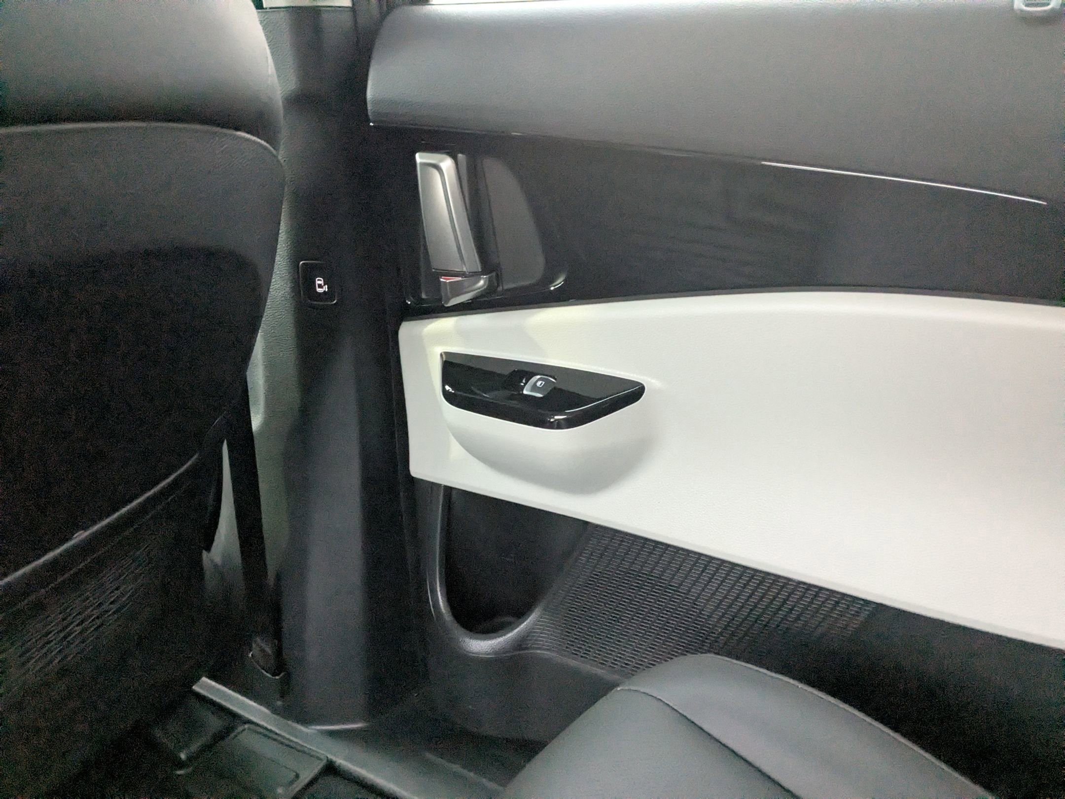 Used 2024 Kia Carnival EX image 35