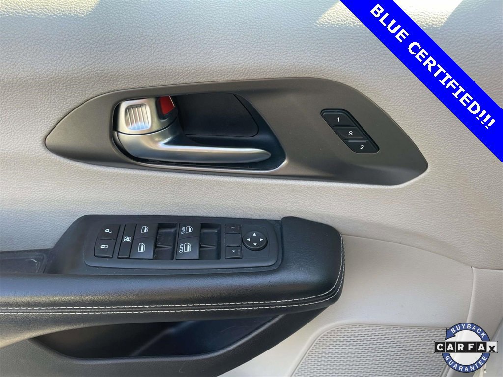 Used 2022 Chrysler Pacifica Touring-L image 17