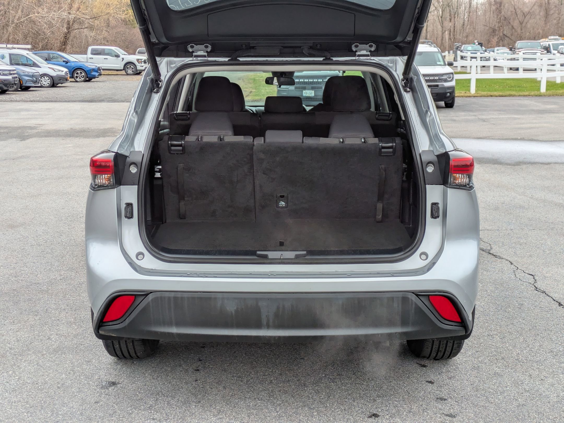 Used 2023 Toyota Highlander LE AWD/4WD image 18