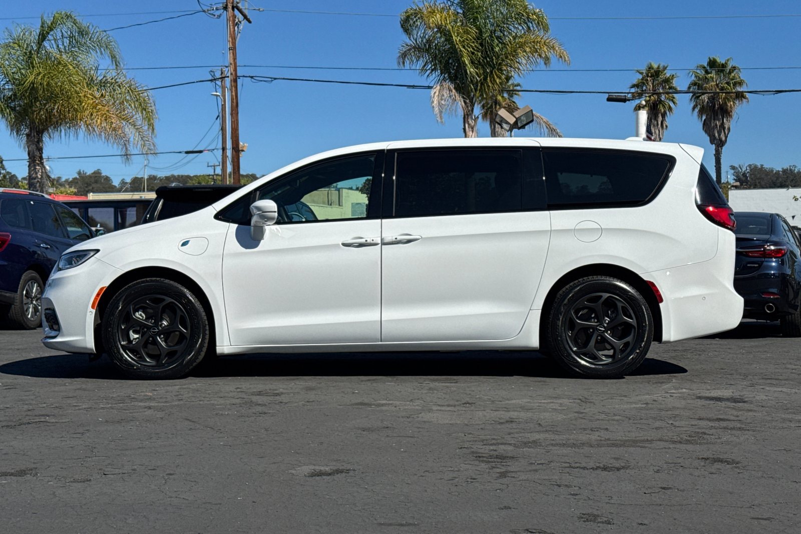 Used 2022 Chrysler Pacifica Limited w/ Uconnect Theater Family Group FWD image 33