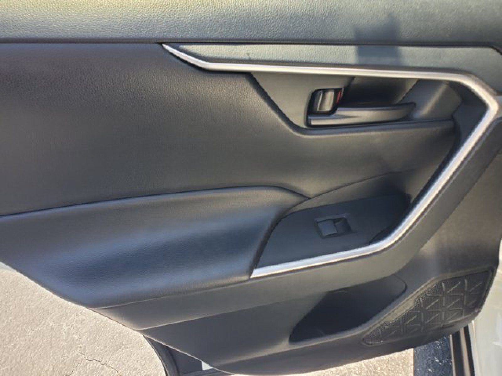 Used 2020 Toyota RAV4 LE FWD image 27