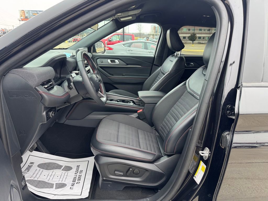 Certified 2025 Ford Explorer ST-Line image 9