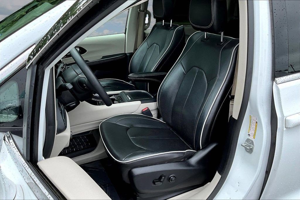 Used 2022 Chrysler Pacifica Limited AWD/4WD image 23