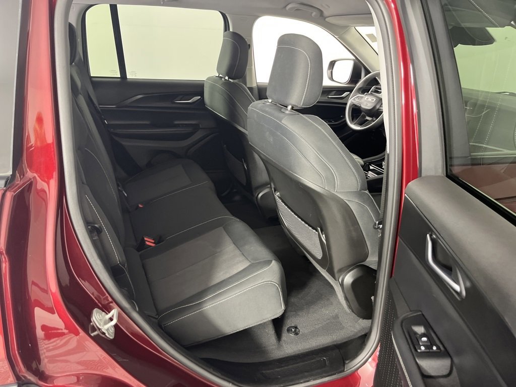 Used 2023 Jeep Grand Cherokee Laredo image 28