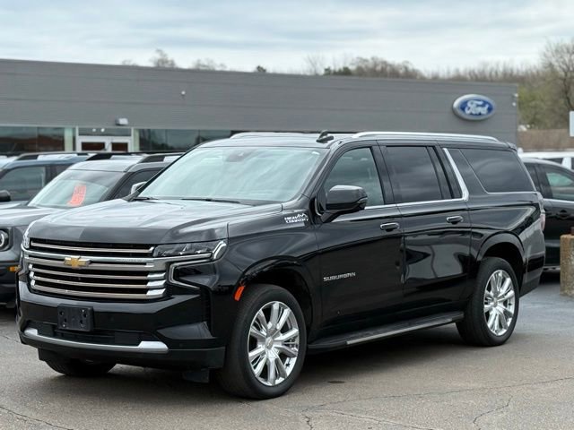 Used 2023 Chevrolet Suburban High Country image 3